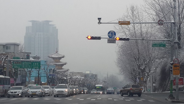 ▲ 26일 충북지역은 새벽에 눈이 내렸으나 기온이 올라 도로에는 쌓이지 않았으며 박무현상으로 흐릴 전망이다.ⓒ김종혁 기자