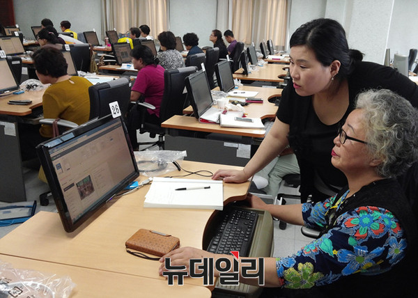 ▲ 경기도농업기술원은 경기도 농산물의 전자상거래를 통한 팬매 활성화를 위해 26일 오전 농업기술센터에서 경기도사이버농업인연구회(회장 김정순) 회원 50명을 대상으로 SNS 시대 농업마케팅과 접목방법에 대한 교육을 실시했다. ⓒ경기도 농업기술원 제공