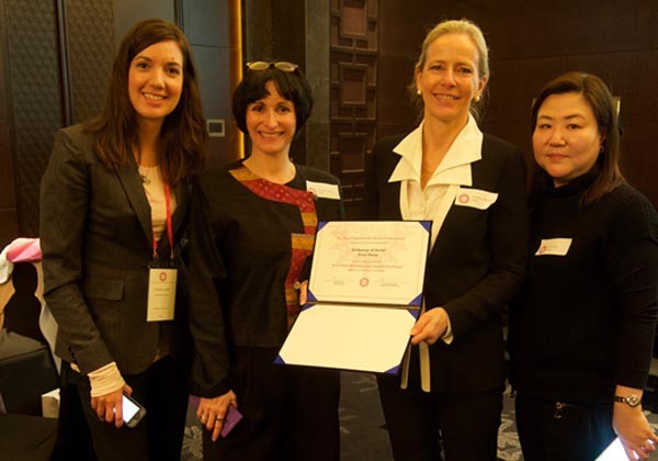 ▲ 사진 왼쪽부터 코트니 스네드 SIWA 바자회 코디네이터, 아비가일 구트만 주한이스라엘대사 부인, 야엘 벤 쇼샨 주한 이스라엘 영사 부인, 곽정 하피스트-한국이스라엘친선협회 부회장. ⓒ이스라엘 대사관 제공