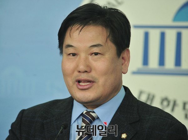 ▲ 더불어민주당 정장선 총선기획단장이 구제를 요청해보겠다고 말한 더민주 홍의락 의원. 그는 지난 25일 "당이 대구를 버렸다"면서 "탈당절차를 밟고 있다"고 말했다. ⓒ뉴데일리 이종현 기자