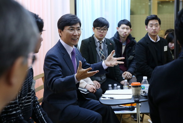 ▲ 대학생 정책기자단 해단식 후 도지사와 대화를 하고있다.ⓒ충남도