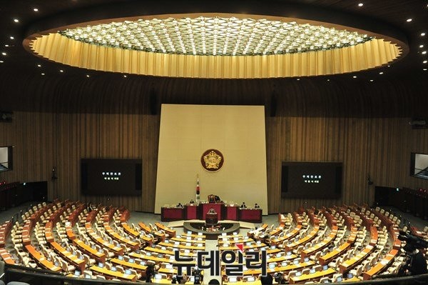 ▲ 야당이 정의화 국회의장의 테러방지법 직권상정에 반발해 국회법 제106조 2항에 따라 필리버스터(무제한 토론)를 시작했다. 사진은 필리버스터가 이어지고 있는 24일 국회 본회의장 모습. ⓒ뉴데일리 이종현 기자