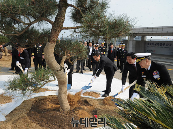 ▲ 황교안 국무총리가 26일 오후 제주 서귀포 제주해군기지에서 열린 제주민군복합항 준공식에서 기념식수를 하고 있다. ⓒ뉴데일리 정재훈 기자