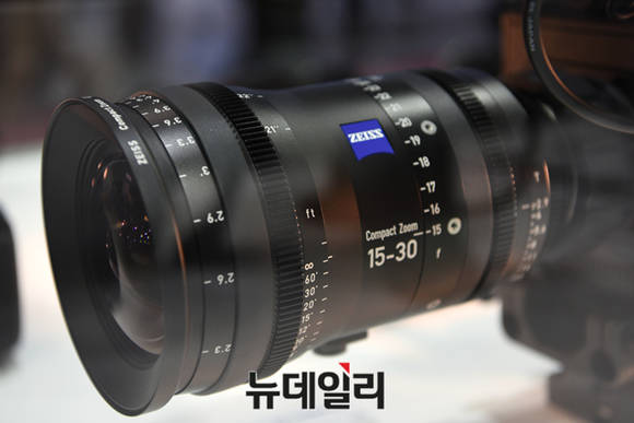 ▲ 칼짜이즈 Compact Zoom CZ.2 15-30mm T2.9 . ⓒ뉴데일리 윤진우 기자