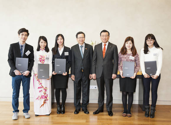 ▲ 박삼구 금호아시아나그룹 회장(우측 3번째), 팜 흐우 찌 (Pham Huu Chi) 주한 베트남 대사(가운데), 장학생들이 기념촬영을 하고 있다.ⓒ금호아시아나그룹