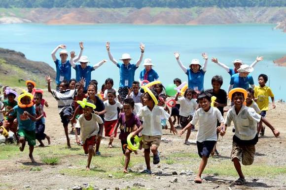 ▲ 필리핀 앙갓댐 인근에서 원주민 아이들과 K-water 봉사단이 즐거운 한때를 보내고 있다.ⓒ수공