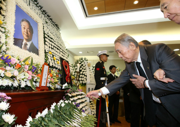 ▲ 이철승 전 신민당 총재가 지난해 11월, 김영삼 전 대통령의 빈소를 찾아 조문하고 있다. ⓒ뉴시스 사진DB