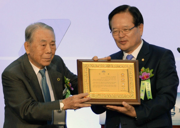 ▲ 지난해 67주년 제헌절 경축식에서 정의화 국회의장으로부터 감사패를 전달받고 있는 이철승 전 신민당 총재. ⓒ뉴시스 사진DB