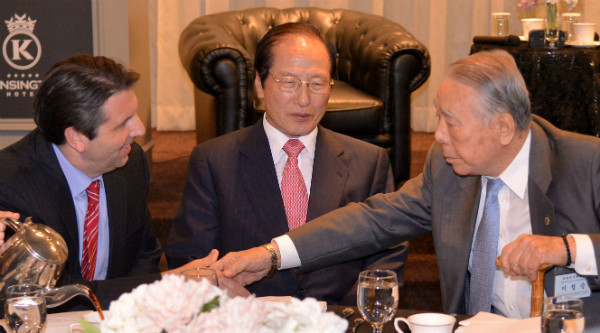 ▲ 마크 리퍼트 미국 대사와 환담하고 있는 이철승 전 신민당 총재. 이철승 전 총재는 미국 망명 시절 펜실베이니아 주립대에서 정치학 석사 학위를 취득하면서 영어를 자유자재로 구사했으며, 평소 외교·안보에는 여야가 따로 없다는 지론을 갖고 있었다. ⓒ뉴시스 사진DB