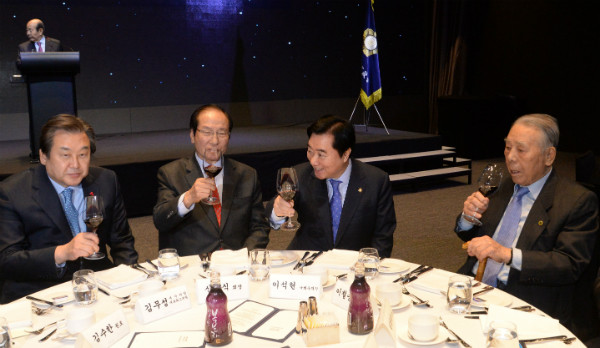 ▲ 올해 초 열렸던 헌정회 신년하례회에서 새누리당 김무성 대표최고위원, 더불어민주당 이석현 국회부의장 등과 함께 건배하고 있는 이철승 전 총재의 모습. ⓒ뉴시스 사진DB