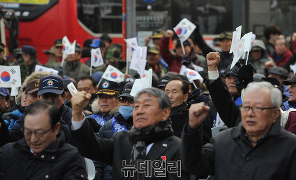 ▲ 대한민국고엽제전우회는 27일 서울 광화문 동화면세점 앞에서 '북핵실험과 미사일 발사 및 국가혼란을 획책하는 반정부세력을 규탄'하는 집회를 열면서 북한의 김정일, 김정은의 화형식 퍼포먼스를 행하고 있다. ⓒ정재훈 기자