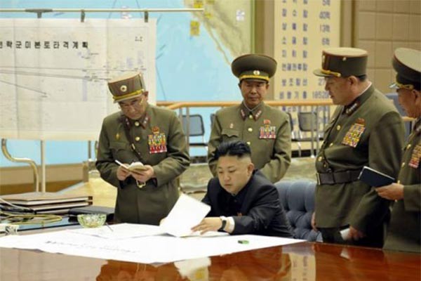 ▲ "얘들이 모두 나 잡으러 오는 애들이야?" 김정은과 北인민군 수뇌부의 모습. 2013년 한국과 미국을 협박할 당시 공개했던 사진이다.  ⓒ北선전매체 화면캡쳐