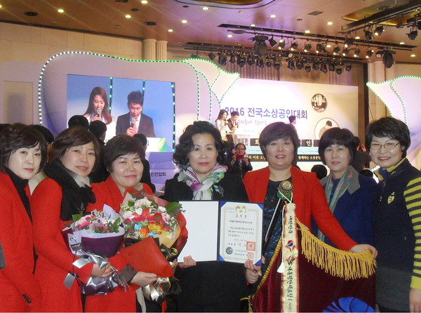 ▲ 대한미용사회 충주시지부가 대통령표창을 받고 기념촬영을 가진 모습ⓒ충주시