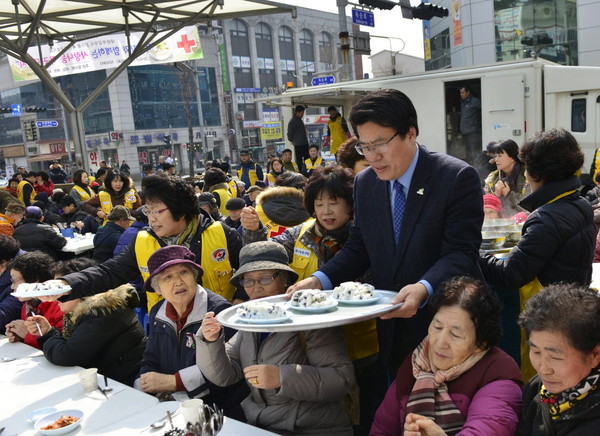 ▲ 이근규 시장이 떡국나눔 행사장에서 어르신들에게 줄 떡을 나르고 있다ⓒ제천시