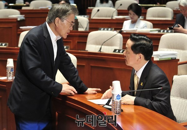 ▲ 더불어민주당 문재인 전 대표가 김상곤 전 혁신위원장과 대화를 나누고 있다(자료사진). ⓒ뉴데일리 이종현 기자