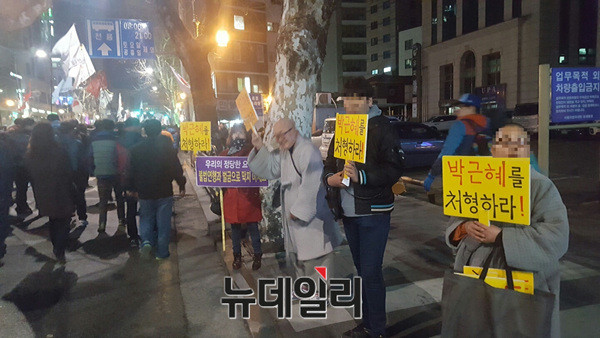 ▲ 박근혜 대통령을 '처형'하라는 내용의 손피켓을 든 시위참가자·승려. ⓒ뉴데일리 정상화 기자