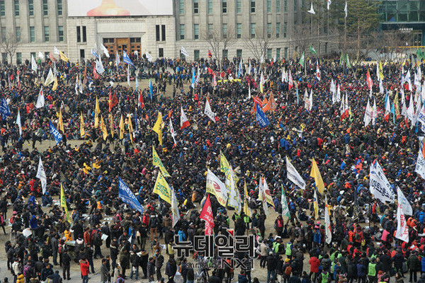 ▲ 이날 민중총궐기 집회에 모인 참가자 수는 주최측 추산 2만여명(경찰추산 7천여명)이다. ⓒ뉴데일리정재훈 기자
