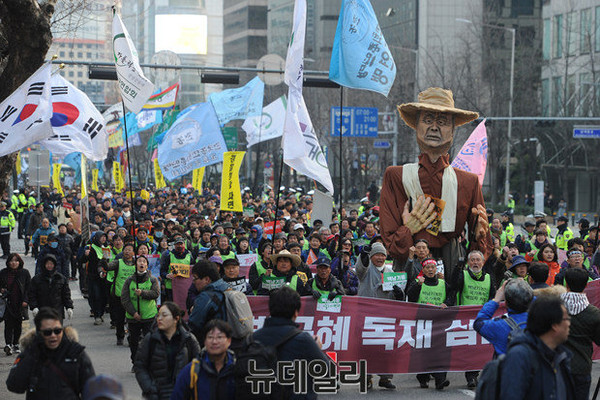 ▲ 지난해 민중총궐기 시위에서 경찰의 물대포에 맞아 혼수상태가 된 백남기씨를 형상화 한 인형. ⓒ뉴데일리정재훈 기자