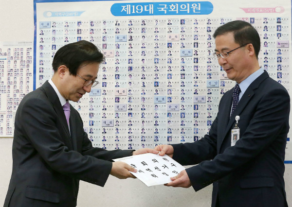 ▲ 김세환 선거구획정위 사무국장(사진 오른쪽)이 28일 오전 11시, 국회본청에 위치한 국회의장실에서 이명우 국회의장 정무수석비서관에서 선거구획정안을 전달하고 있다. ⓒ뉴시스 사진DB