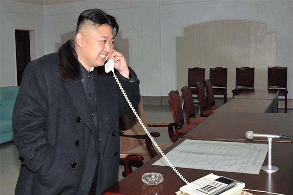 ▲ "뭐, 150만 명이 자원입대 신청을? 그래, 내가 감사문 쓸게." 전화받는 김정은의 모습. 김정은의 허풍이 갈수록 심해지고 있다. ⓒ北선전매체 화면 캡쳐