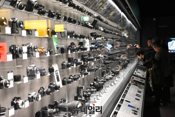 ▲ 540여 개의 니콘 카메라가 일렬로 나열된 니콘 박물관 이미징 라인업 전시구역. ⓒ뉴데일리 윤진우 기자