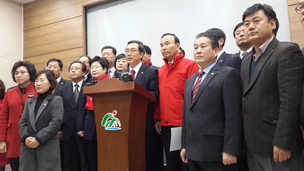 ▲ 새누리당 경대수, 박덕흠 의원과 당직자들이 29일 충북도청 브리핑 룸에서 괴산군과 남부3군의 선거구 통합에 반대하는 기자회견을 열고 있다.ⓒ김종혁 기자