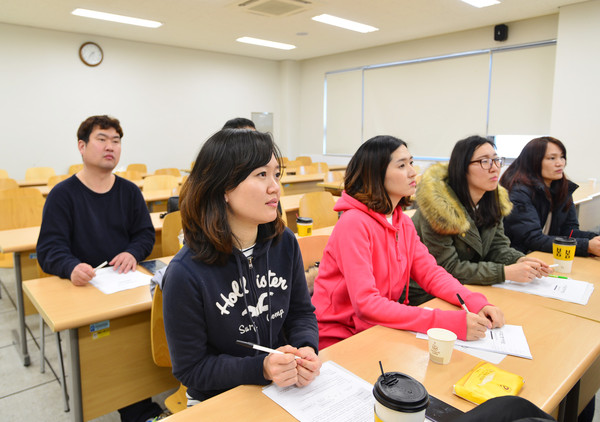 ▲ 동아리 모임 관련 내용을 경청하고 있는 청각장애 대학생들ⓒ대구사이버대 제공