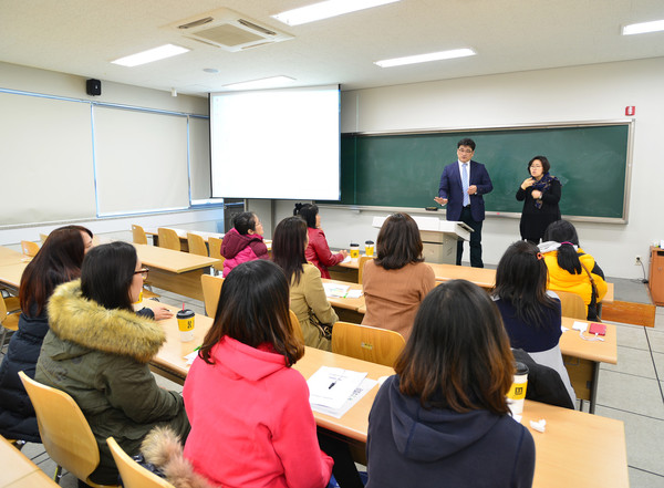 ▲ 사회복지학과 송인욱 교수가 청각장애 신입생들에게 맞춤형 오리엔테이션을 하고 있다.ⓒ대구사이버대 제공