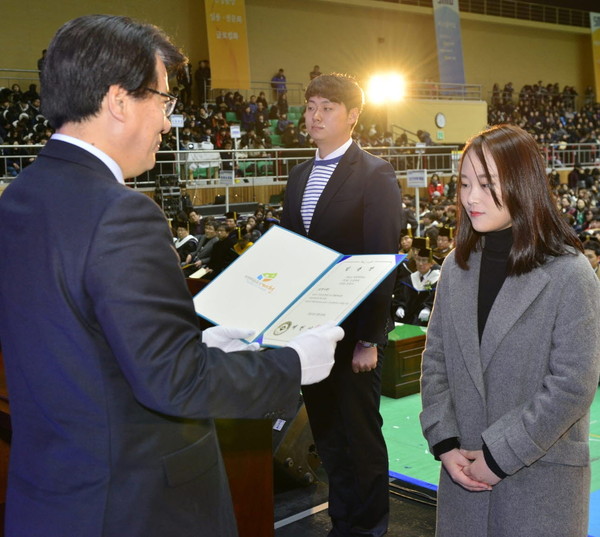 ▲ (왼쪽부터) 이근규 제천시장이 세명대 출신 이재왕, 남유나씨에게 제천시 공무원 임용장을 전달하고 있다ⓒ제천시