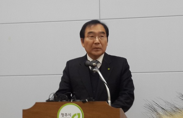 ▲ 이승훈 청주시장이 29일 정치자금법 위반 혐의로 불구속 기소된 후 시청 브리핑 룸에서 입장을 밝히고 있다.ⓒ김종혁 기자