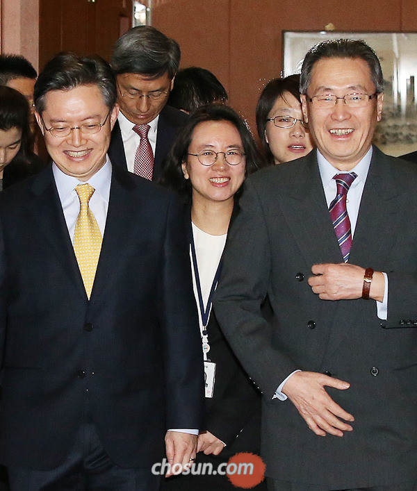 ▲ 6자회담 한·중 수석대표인 황준국(왼쪽) 외교부 한반도평화교섭본부장과 우다웨이(오른쪽) 중국 한반도사무특별대표가 28일 서울 도렴동 외교부청사에서 회담장으로 들어가고 있다. ⓒ조선일보 DB