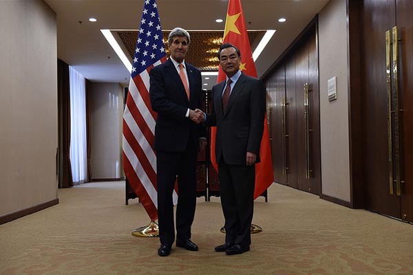 ▲ 지난 1월 27일 中공산당 외교부에서 악수하며 포즈를 취한 존 케리 美국무장관과 왕 이 中공산당 외교부장. 왕 이 외교부장은 최근 방미 중 '사드' 한반도 배치 반대와 '美-北 평화협정'을 계속 강조해 논란을 일으켰다. ⓒ美국무부 플릭커 공개 사진