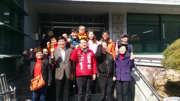 ▲ 윤두현 대구 서구 후보가 29일 서구 지체장애자 지회를 찾아 지회 현안과 관련한 토론을 가진 후 기념촬영을 하고 있다.ⓒ윤두현 후보 제공