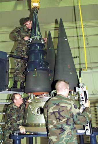 ▲ 미공군 기술자들이 에 실린 MIRV 핵탄두를 점검하고 있다.ⓒ미 국방부