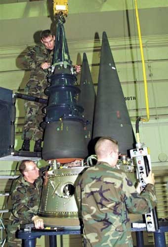 ▲ 미공군 기술자들이 에 실린 MIRV 핵탄두를 점검하고 있다.ⓒ미 국방부