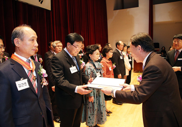 ▲ 대전시교육청, 2월말 퇴직교원 정부포상 전수식.ⓒ대전시교육청