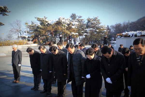 ▲ 정우택 국회 정무위원장이 새누리당 예비후보들과 함께 청주 삼일공원에서 순국선열들에게 참배하고 있다.ⓒ정우택 의원실