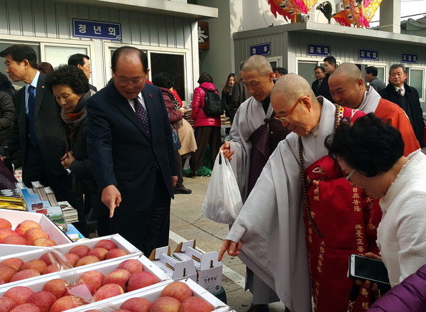 ▲ 류한우 단양군수가 서울 성룡사에서 열린 단양농산물 직거래행사장에서 설명을 하고 있다ⓒ단양군