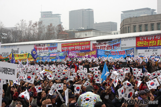 ▲ ▲ 서울시청광장이 태극물결로 덮였다. 지난해 3월1일, 애국단체총협의회가 주최한 '자유통일 3.1절 국민대회에서 참석한 보수시민단체 및 기독교단체 회원들이 태극기를 흔들며 구호를 외치고 있다. ⓒkonas.net