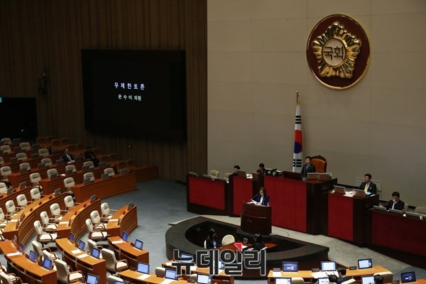 ▲ 무제한 토론에 나선 더불어민주당 은수미 의원.ⓒ뉴데일리 이종현 기자