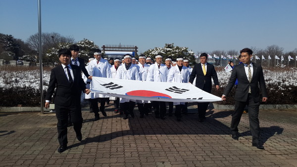 ▲ 충북 청주시 북이면 금암리의 의암 손병희 선생 유허지에서 열린 제97주년 3·1절 기념식에서 행사 주최측과 4월 총선 예비후보들이 대형 태극기를 들고 입장하고 있다.ⓒ김종혁 기자