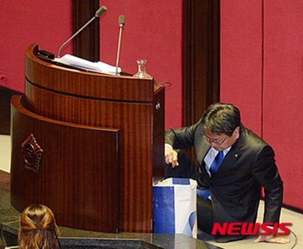 ▲ 25일 서울 여의도 국회 본회의장에서 강기정 의원이 무제한 토론을 하던 중 이석현 국회부의장의 격려 발언에 감정이 북받친 듯 발언대 뒤에 주저앉아 눈물을 흘리고 있다. ⓒ뉴시스