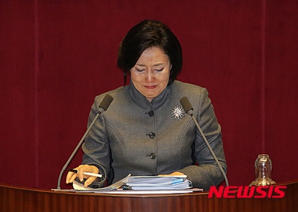 ▲ 더불어민주당 박영선 의원이 1일 오후 서울 여의도 국회 본회의장에서 테러방지법 수정을 요구하는 무제한 토론에서 눈물을 흘리며 발언하고 있다. ⓒ뉴시스