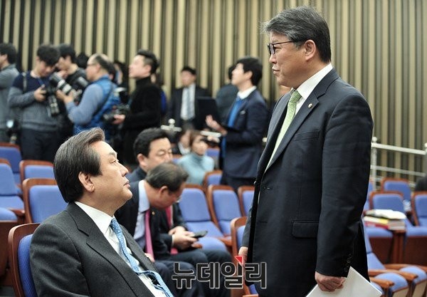 ▲ 29일 새누리당 의원총회에서 김무성 대표와 조원진 원내수석부대표가 대화하고 있다.ⓒ뉴데일리 이종현 기자