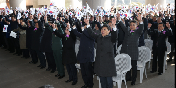 ▲ 제 97주년 기념3·1절 기념행사에서 만세를 외치고 있는 참석자들ⓒ충남도