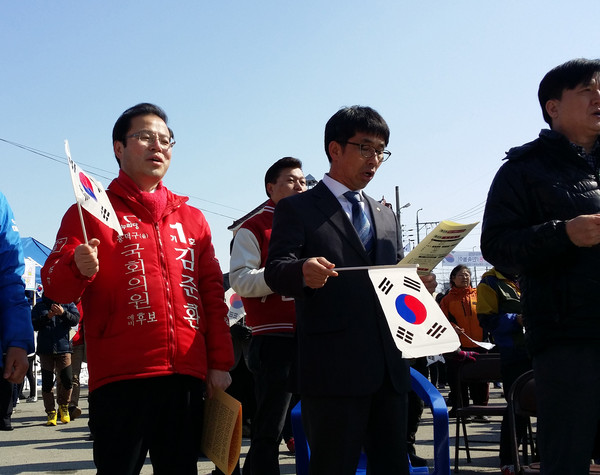 ▲ 김준환 새누리당 청주 흥덕구 예비후보가 1일 청주시 흥덕구 옥산면 덕촌마을광장에서 열린 3·1절 기념식에 참석했다.ⓒ김준환 예비후보 사무소