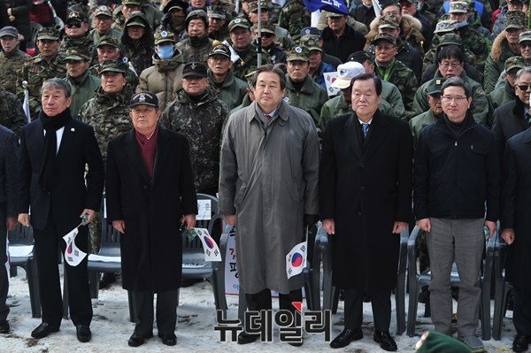 ▲ 행사에 참석한 새누리당 김무성 대표가 애국가를 제창하고 있다. ⓒ이종현 기자