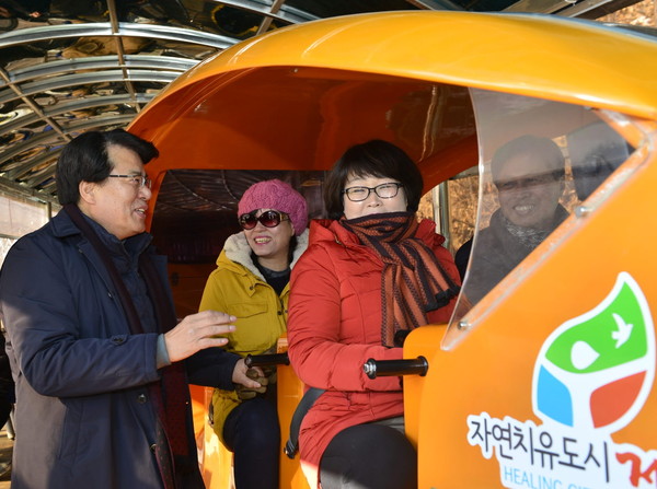 ▲ 이근규 제천시장(왼쪽)이 청풍호 모노레일 개장 첫날인 1일 관광객들과 이야기를 나누고 있다ⓒ제천시