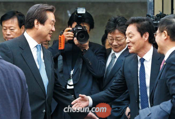 ▲ 29일 서울 여의도 국회에서 열린 새누리당 의원총회를 앞두고 김무성 대표와 정두언 의원이 입구에서 악수를 하고 있다. 두 사람은 ‘현역 의원 40여명 살생부’ 논란과 관련해 상반된 주장을 하며 갈등을 빚어왔다. 정 의원 왼쪽에는 유승민 의원이 있다. ⓒ 조선닷컴