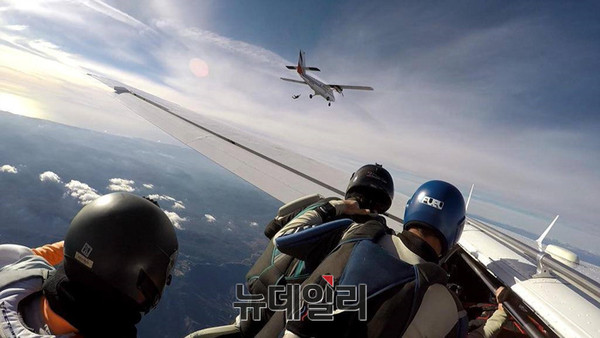▲ 비행기에서 스카이다이빙 준비중 ⓒChisholm Yong 페이스북